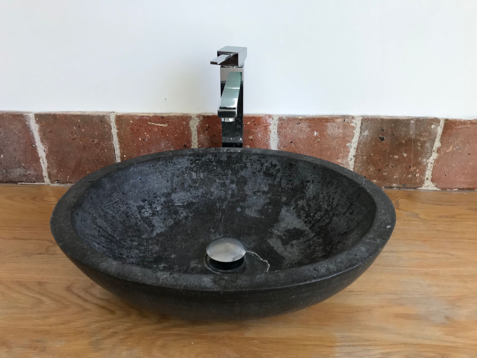 Vasque en pierre naturelle et décor de tomettes anciennes
Maule