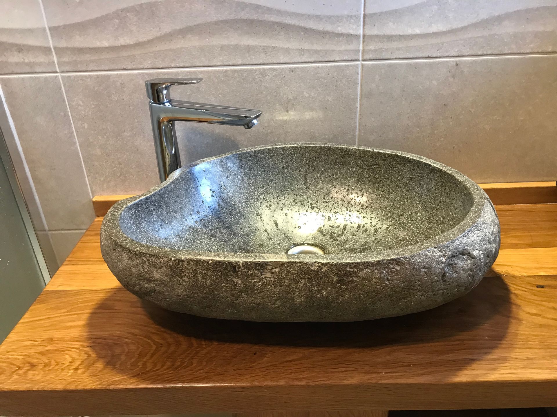 Dunes de sable, beiges, avec des motifs de vagues texturés sous un soleil éclatant.