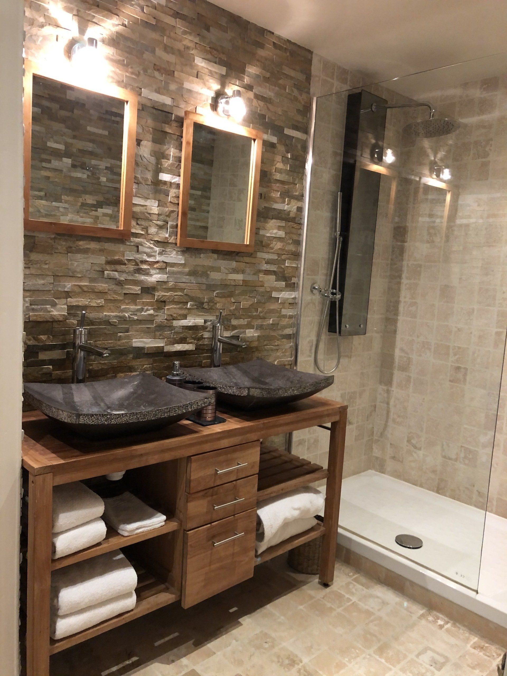 Vasque en pierre sur meuble bois exotique, Fourqueux