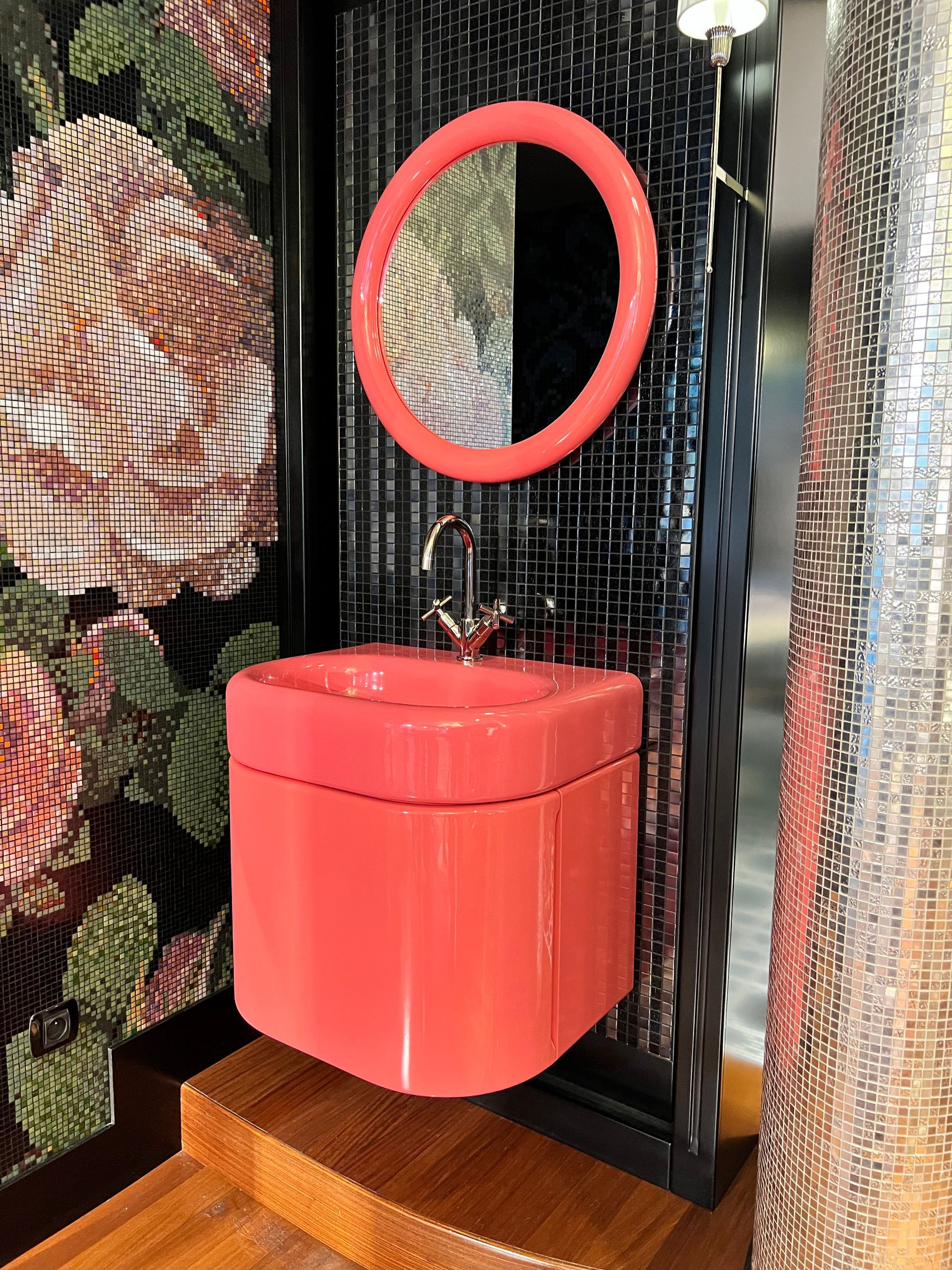 Vasque rose sur mur en mosaique