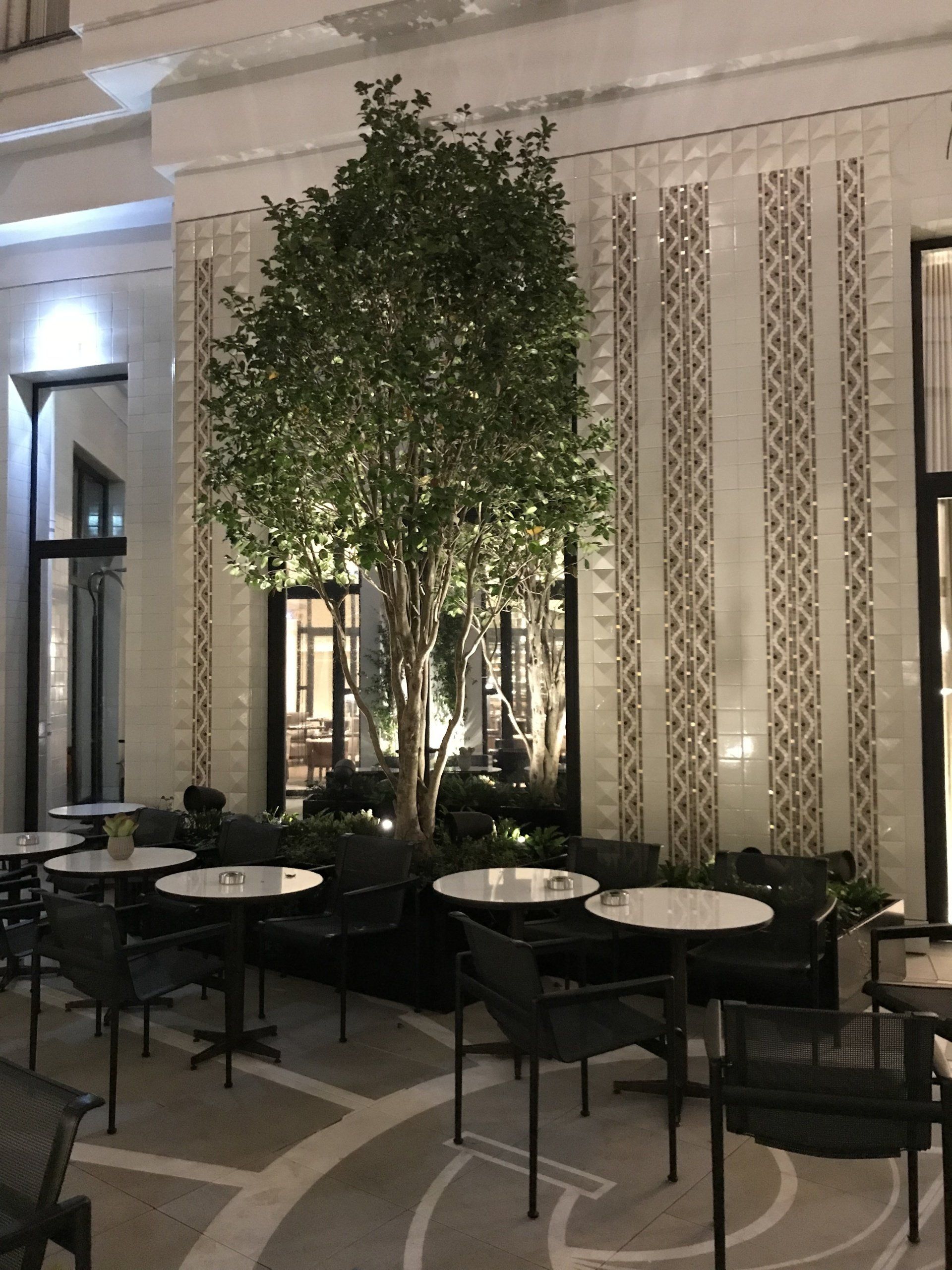 Façade en céramique vue de nuit