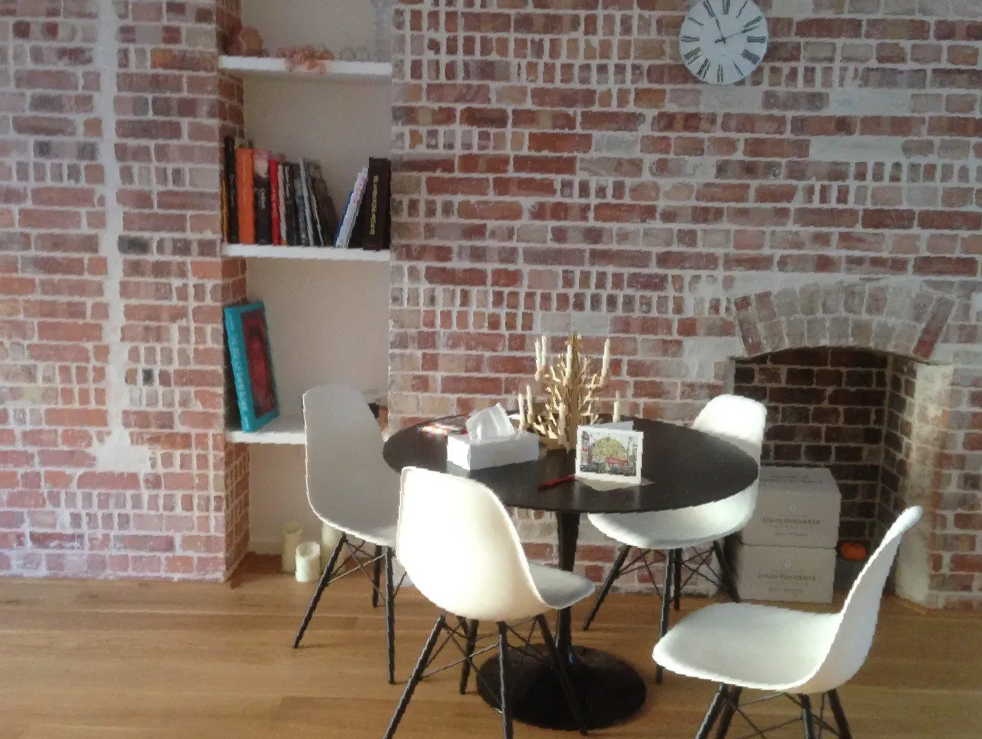 Gros plan d'une feuille de palmier verte avec de longues crêtes parallèles, éclairée par la lumière du soleil.