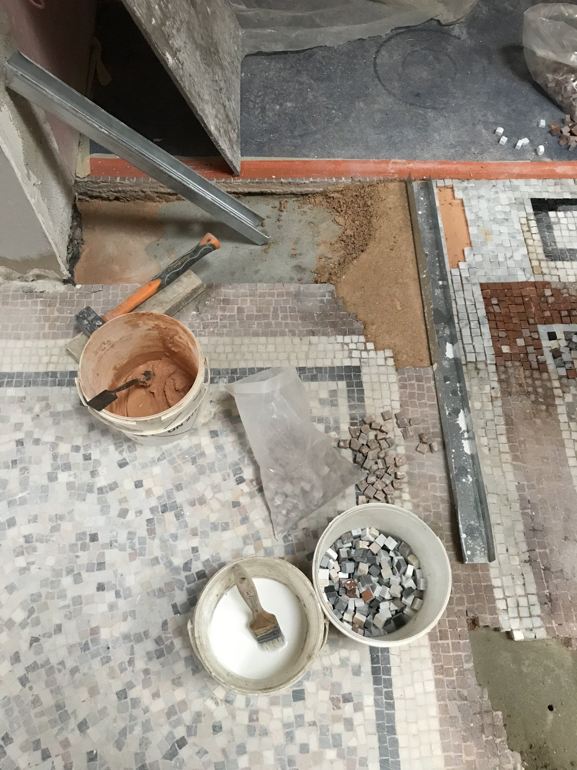 Reconstitution et restauration ponctuelle  de mosaïque de marbre