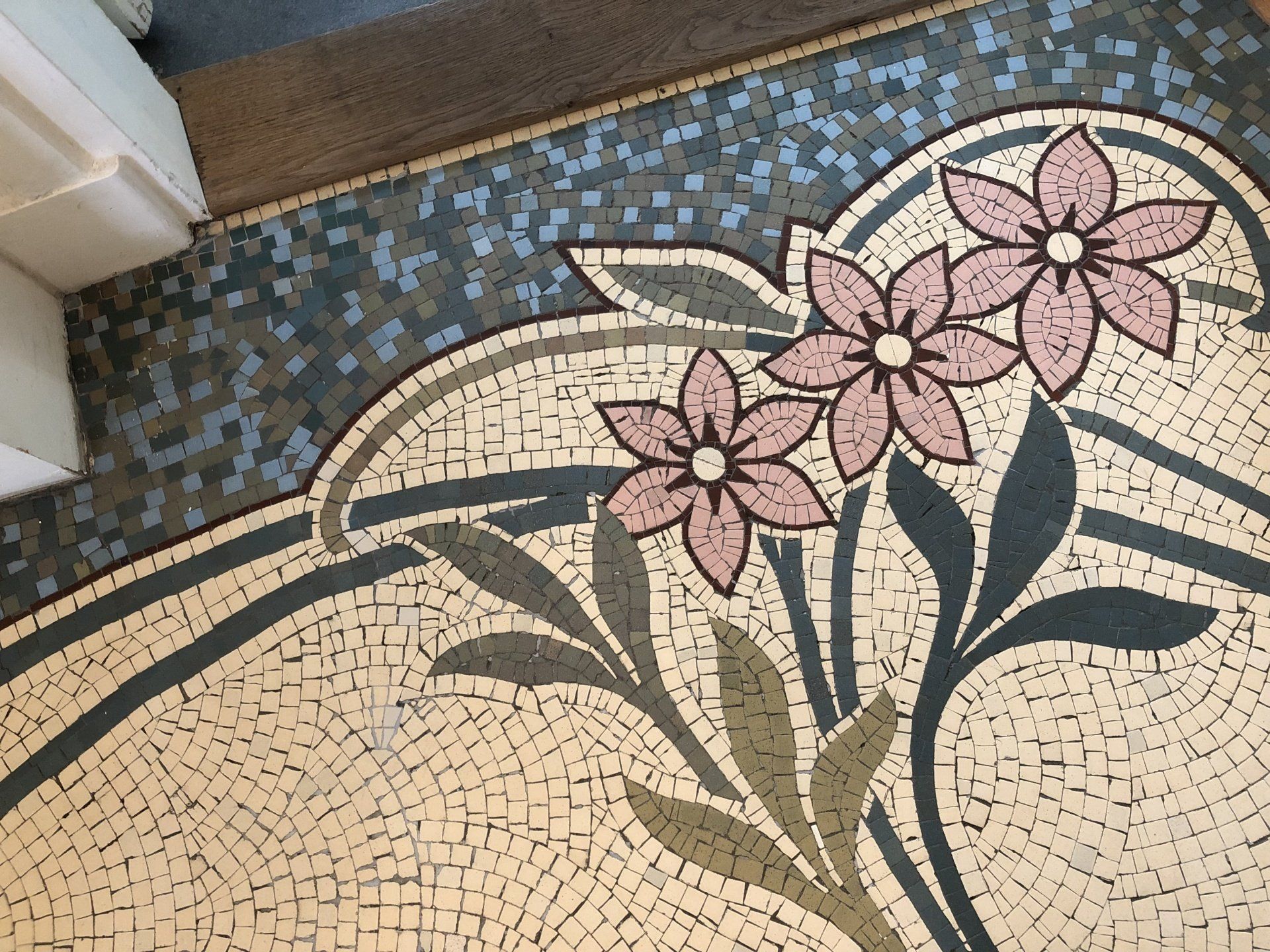 Détail d'une mosaïque en forme de fleurs