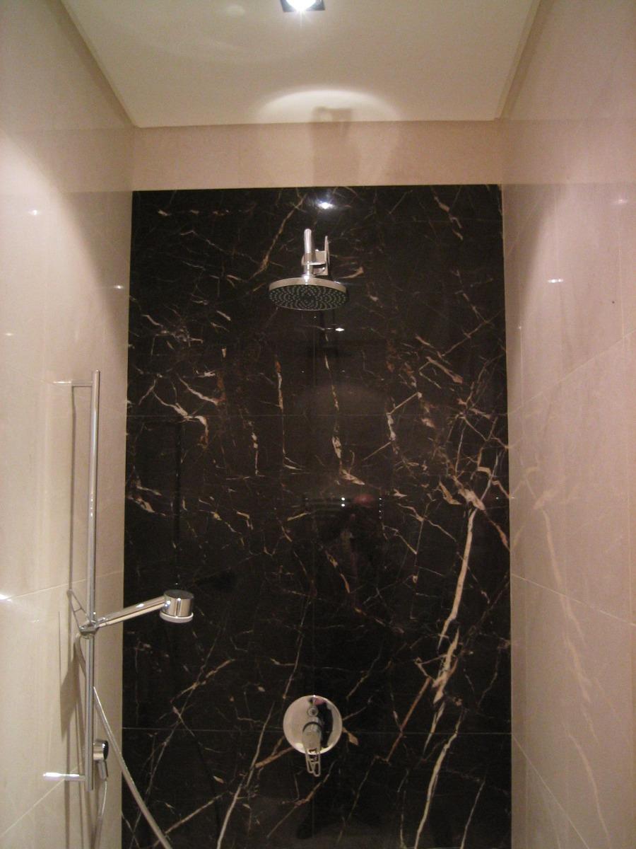 Douche en marbre à livre ouvert