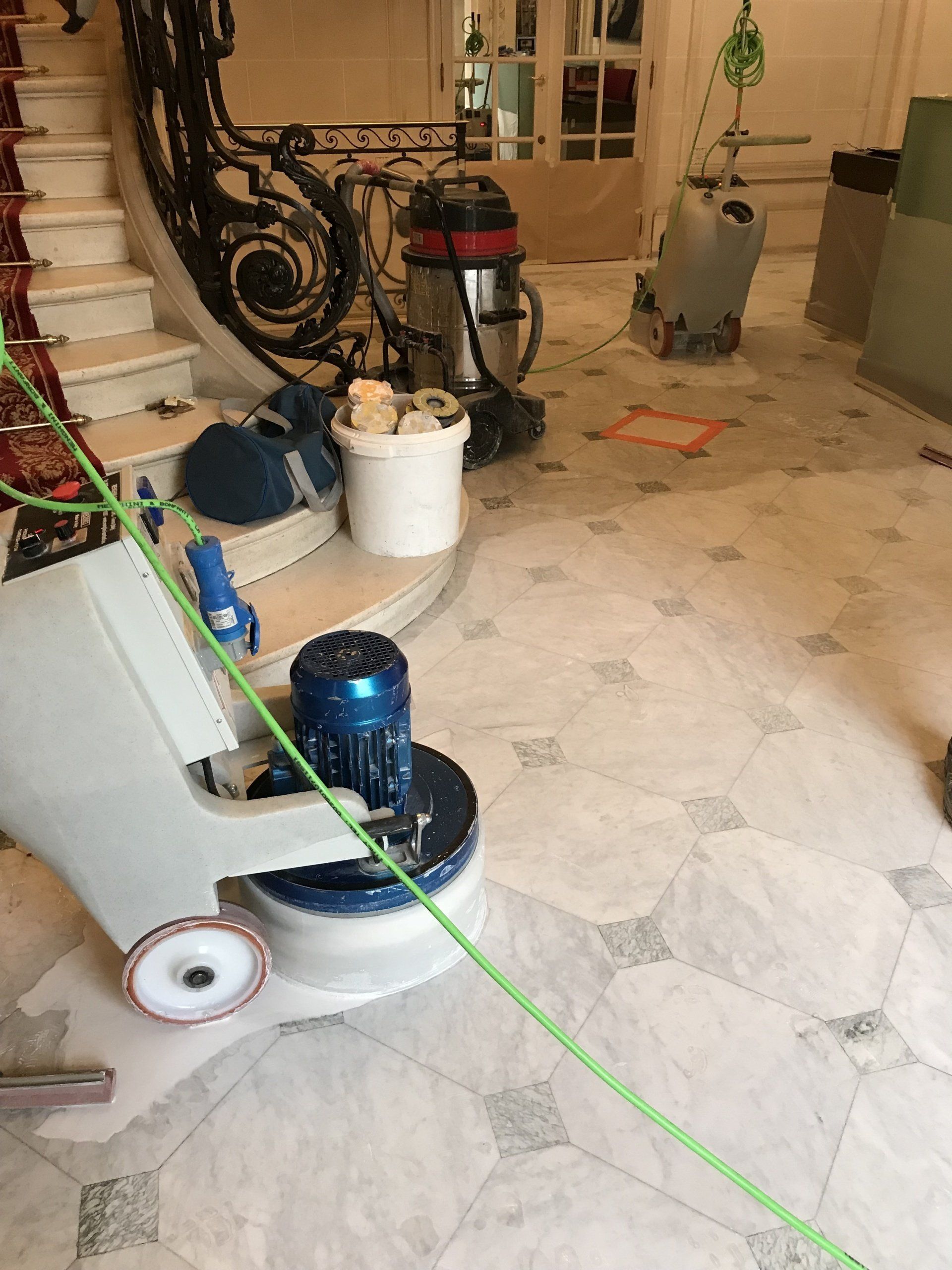 Travaux de ponçage du marbre