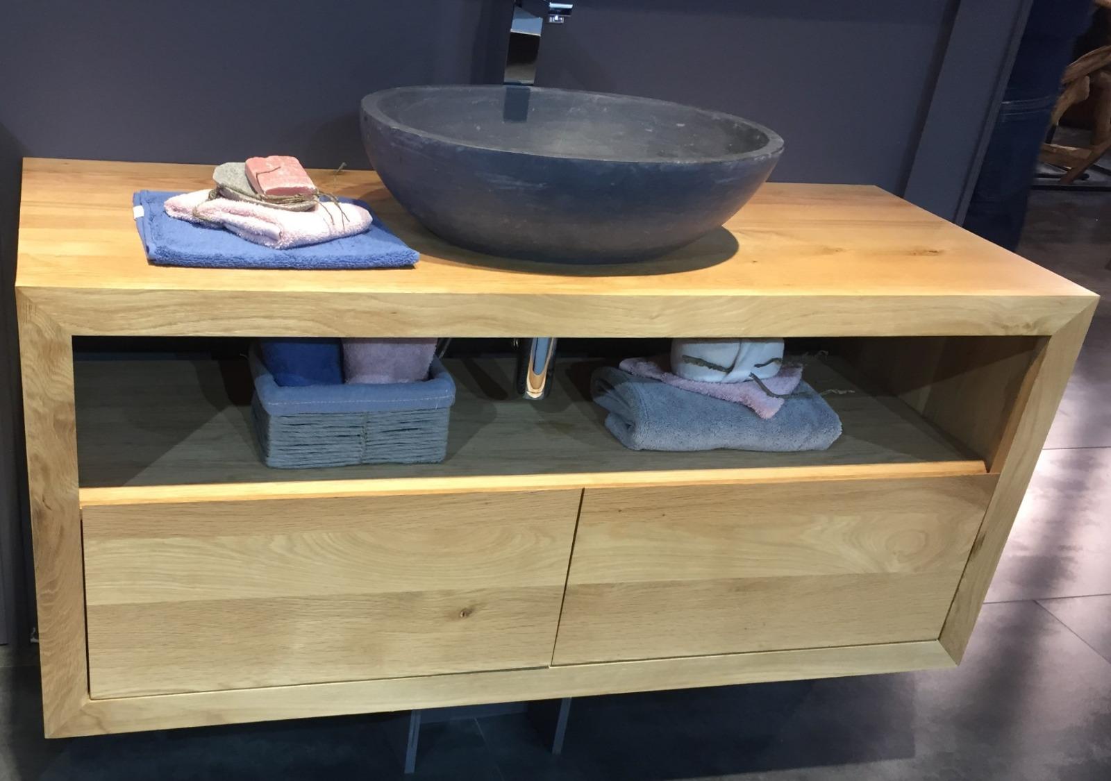 Meuble en bois avec une vasque en gré et des serviettes de toilettes
