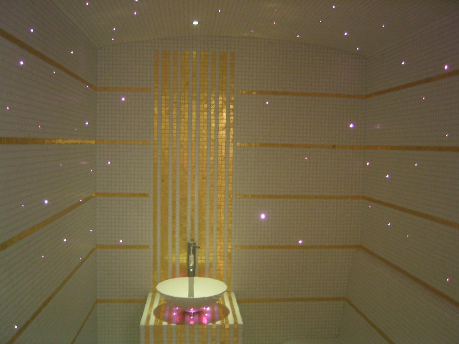 Pose de mosaïque autour d'une vasque