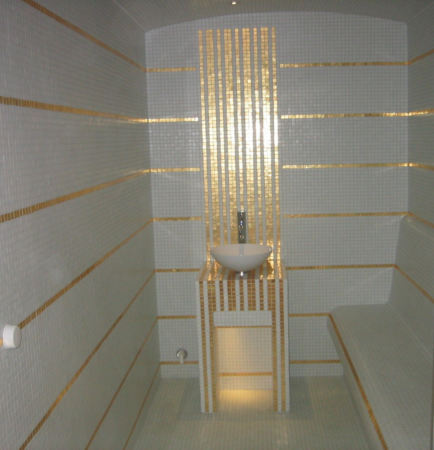 Pose de mosaïque de feuille d'or