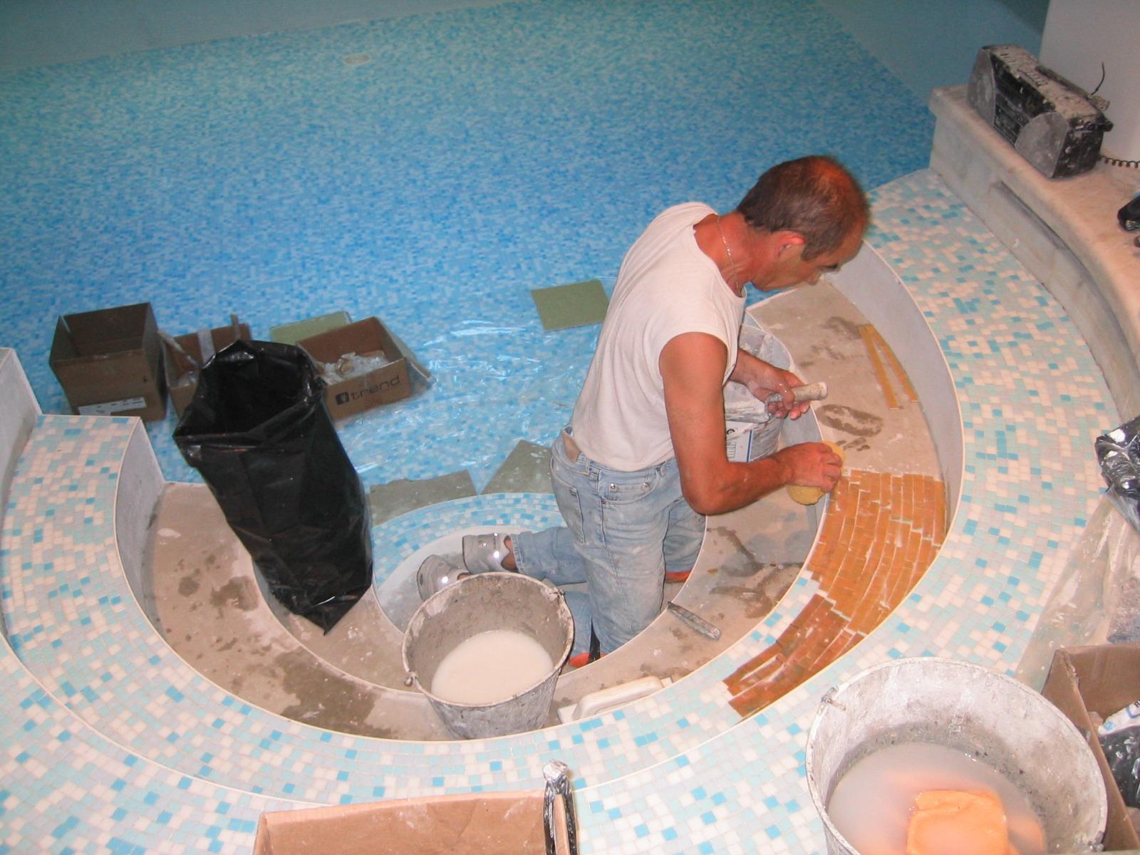 Pose de mosaïque sur la courbe d'une piscine