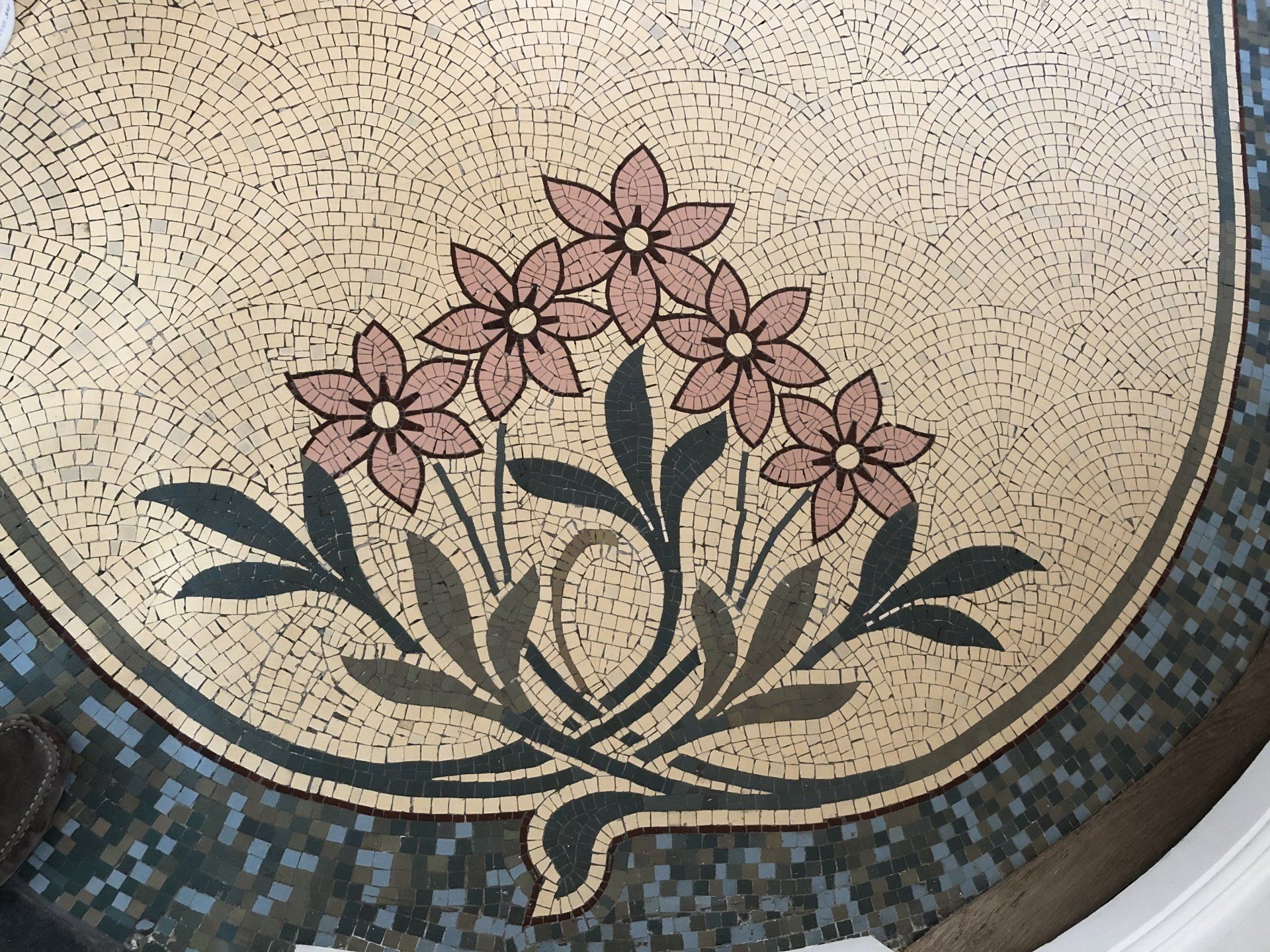 Pose d'une mosaïque en forme de fleurs