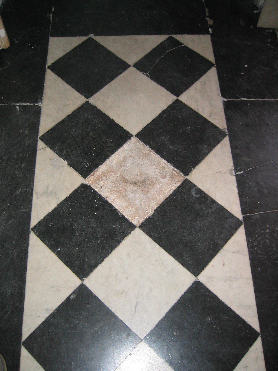 Travaux de ponçage du marbre au sol