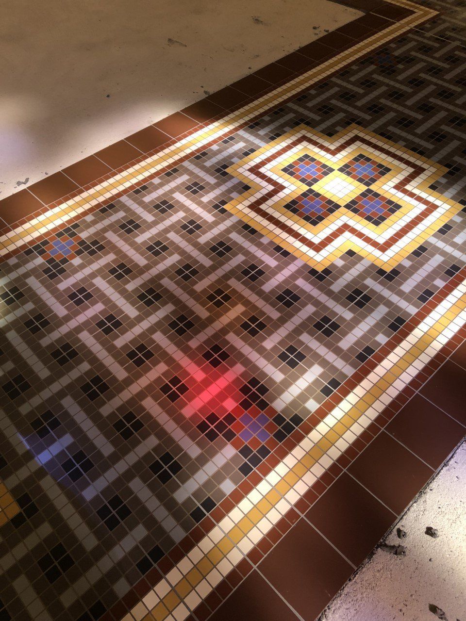 Pose de grès cérame pleine masse d'une église