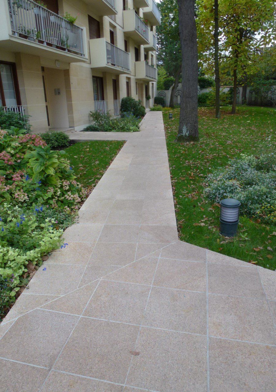 Allée en pierre naturelle