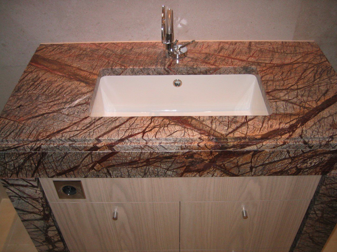 Meuble de salle de bains avec une vasque incorporée dans le plateau en bois