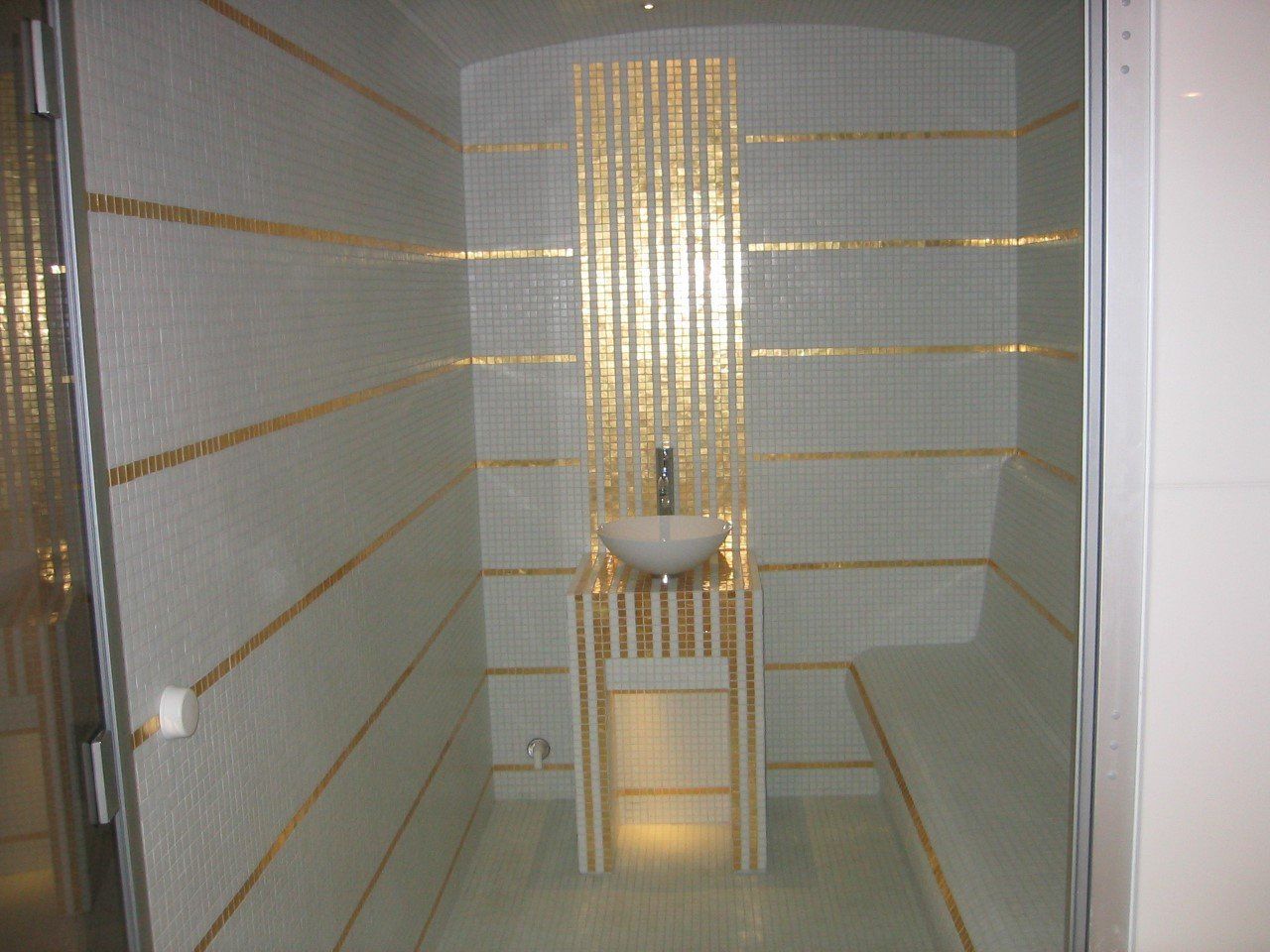 Dunes de sable, beiges, avec des motifs de vagues texturés sous un soleil éclatant.