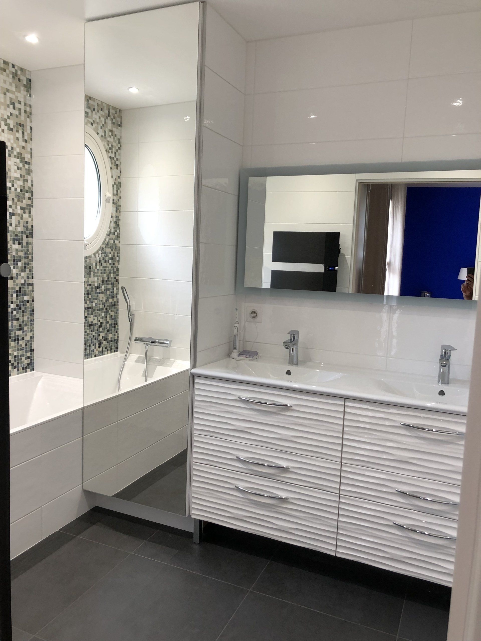 Vitre sur le côté d'une baignoire