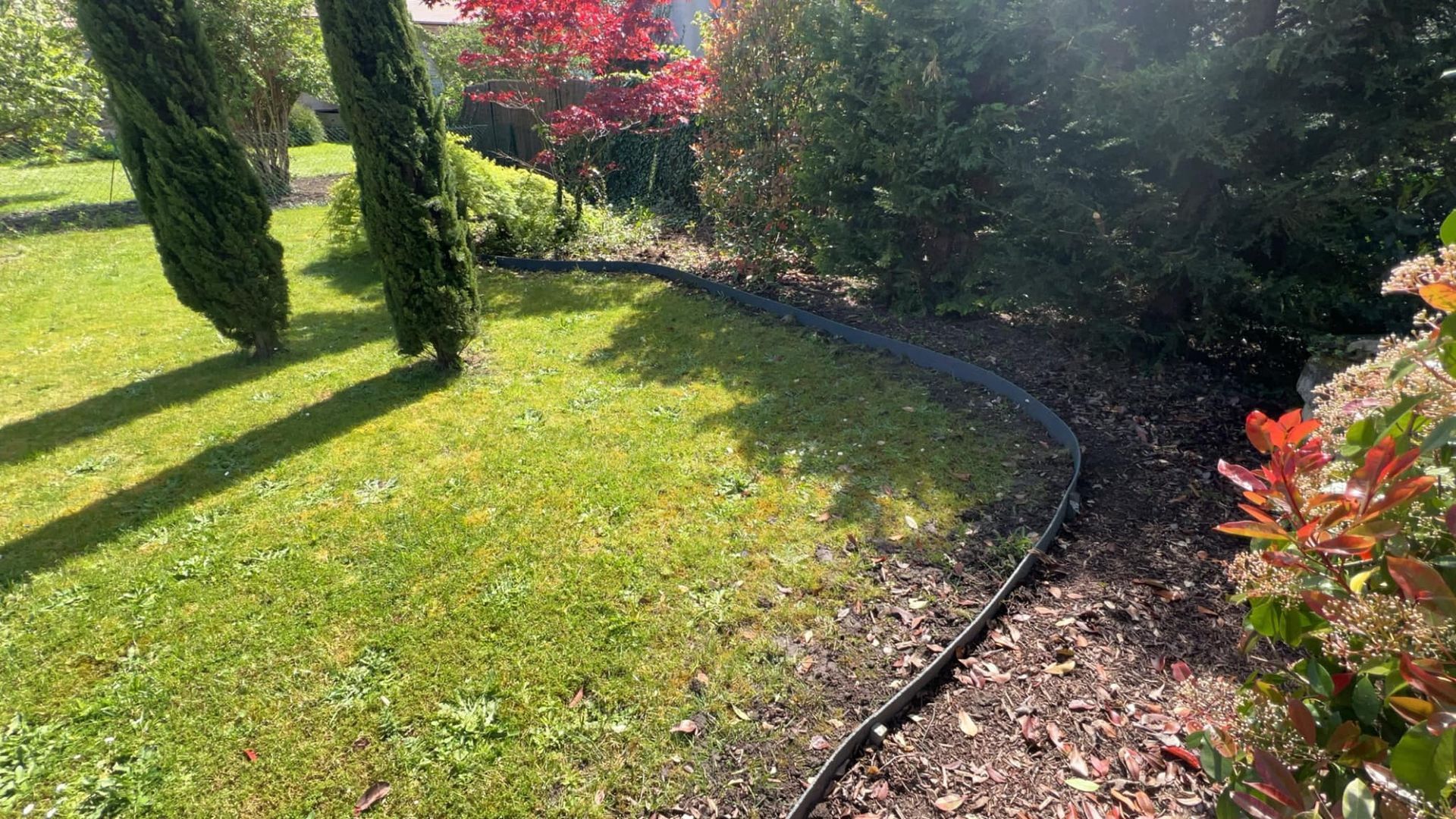 Pose d'une bordure autour d'une création paysagère