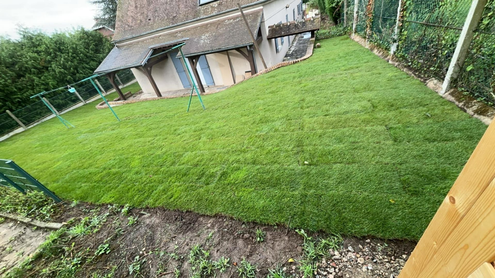 Tonte de pelouse autour d'une maison