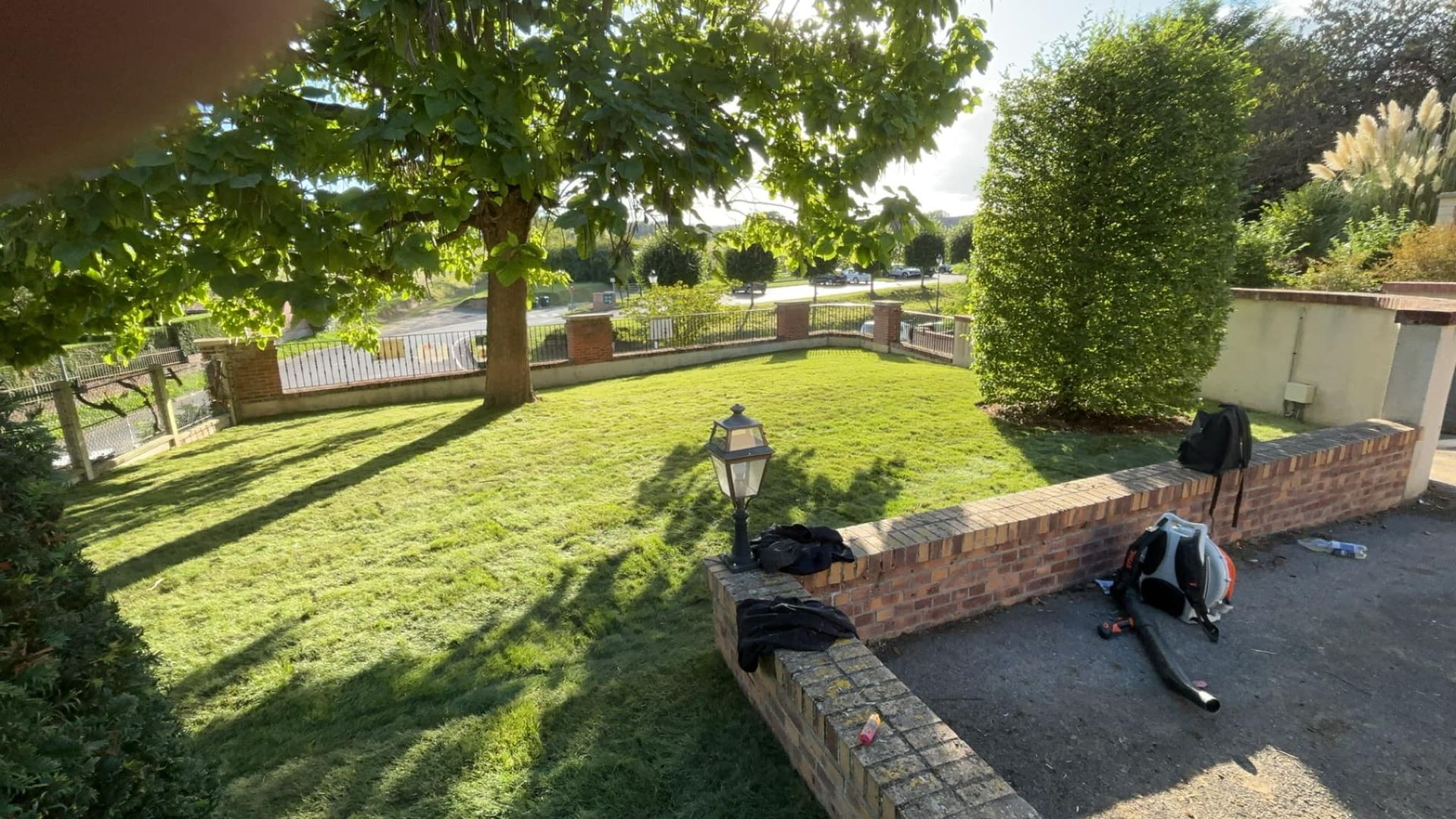 Jardin encadré par un mur en brique
