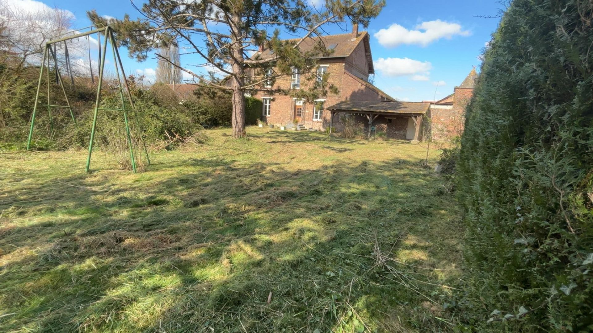 Jardin débroussaillé près d'une maison 