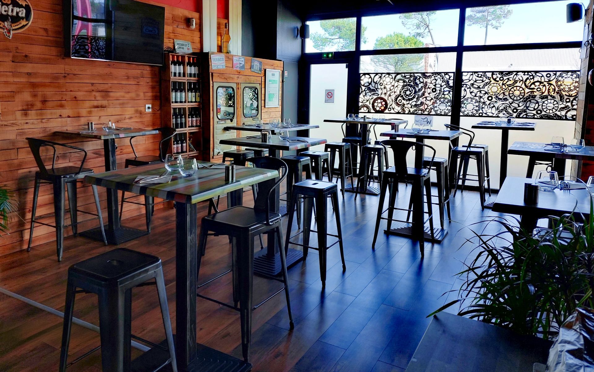 Un bol de frites dorées accompagné d'un verre de bière brune sur une table.