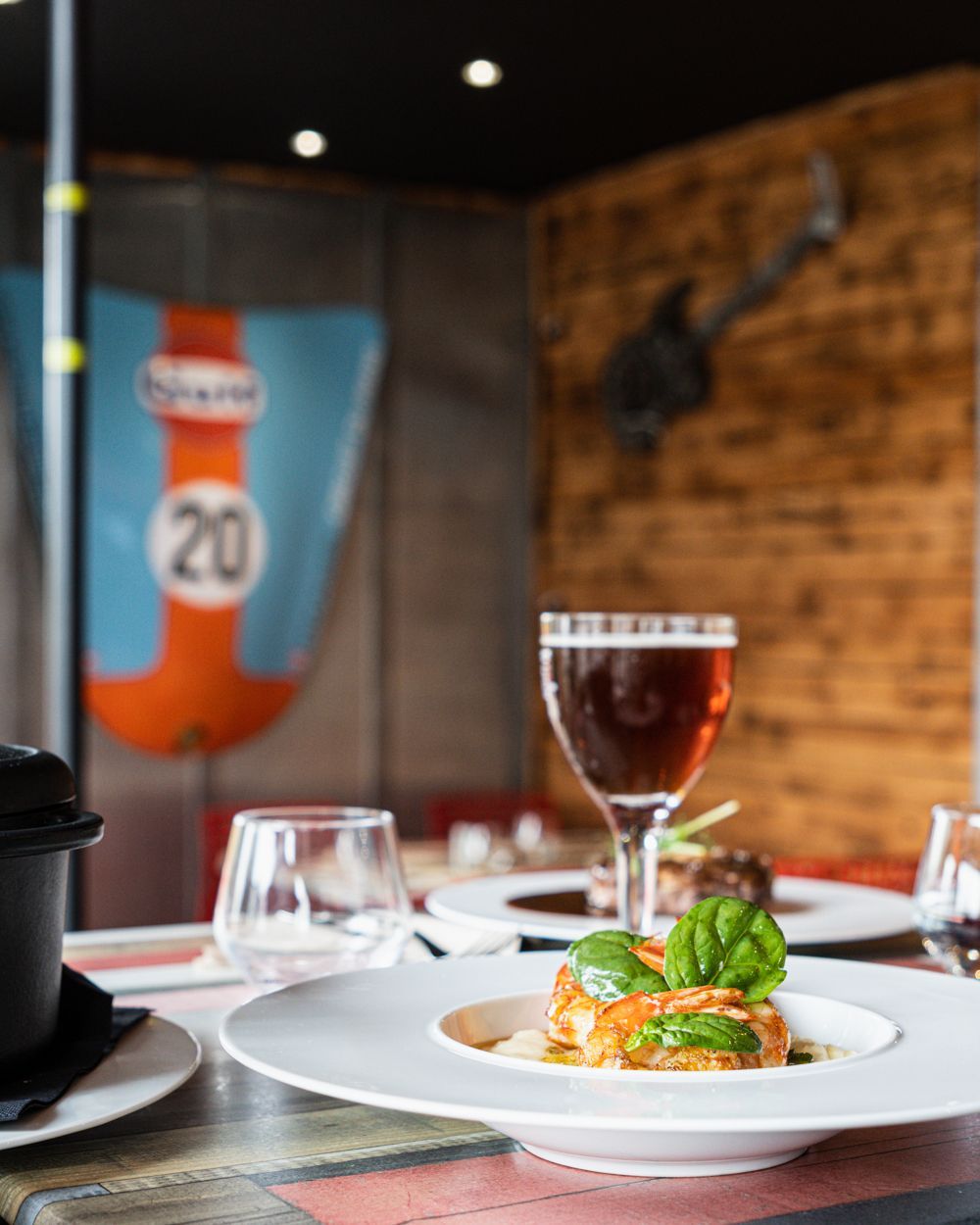 Table dressée avec nourriture et boissons ; décor de drapeaux de course en arrière-plan.