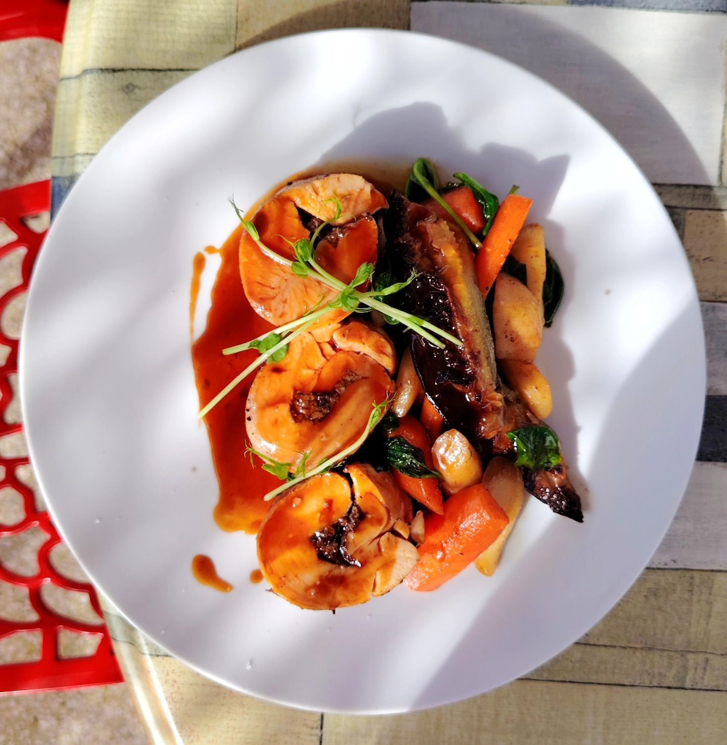 Assiette de pétoncles poêlés, de légumes rôtis et de sauce.