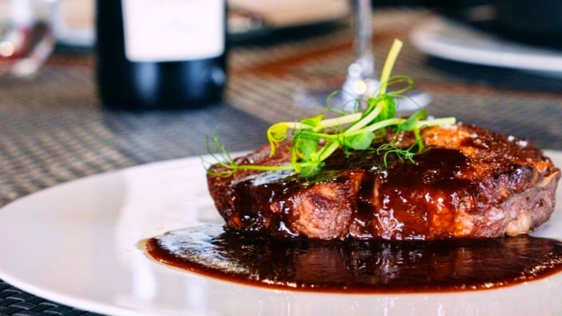 Viande grillée accompagnée de légumes rôtis colorés.