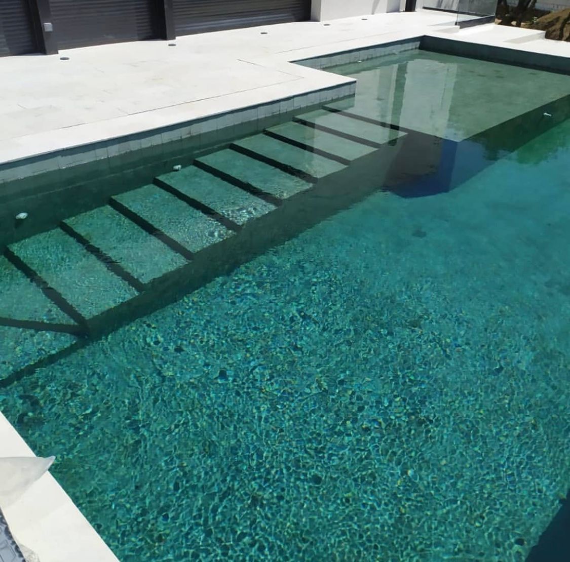 Una gran piscina con escaleras que conducen a ella.