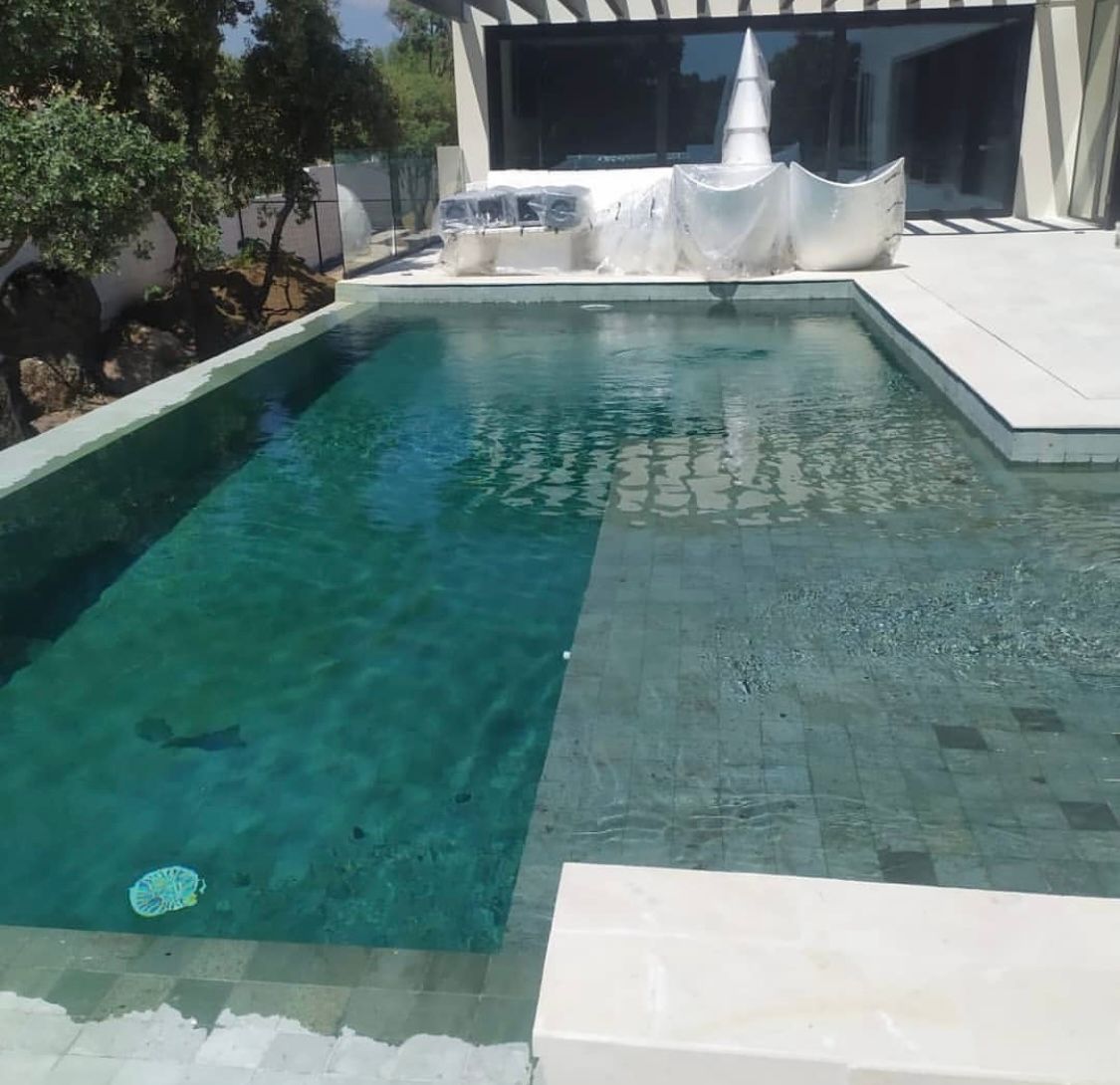 Una gran piscina frente a una casa