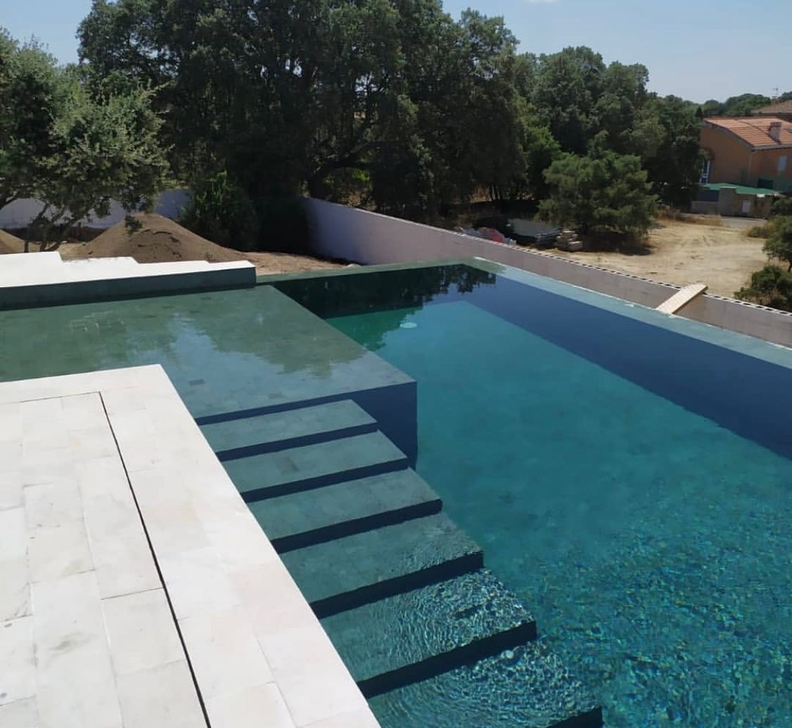 Una gran piscina con escaleras que conducen a ella.