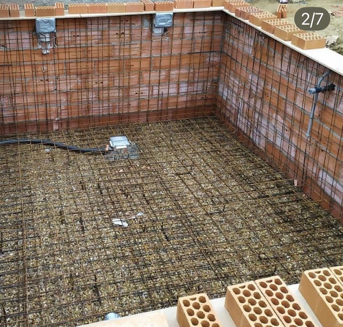 Una imagen de una piscina en construcción con el número 27 en la parte inferior.