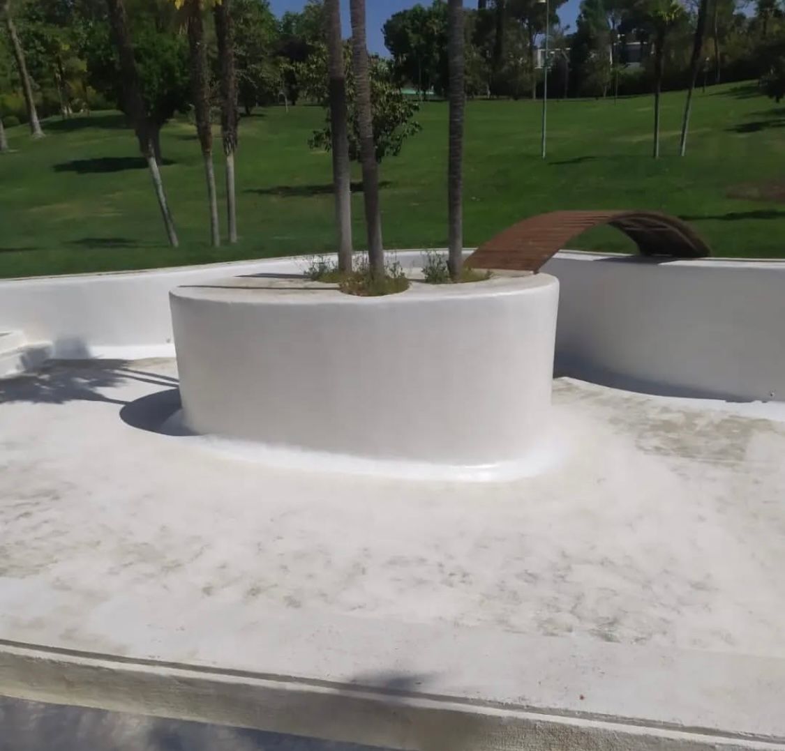 Una jardinera circular en medio de un parque