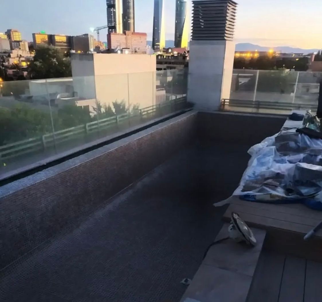 Un balcón con vista a una ciudad al atardecer.