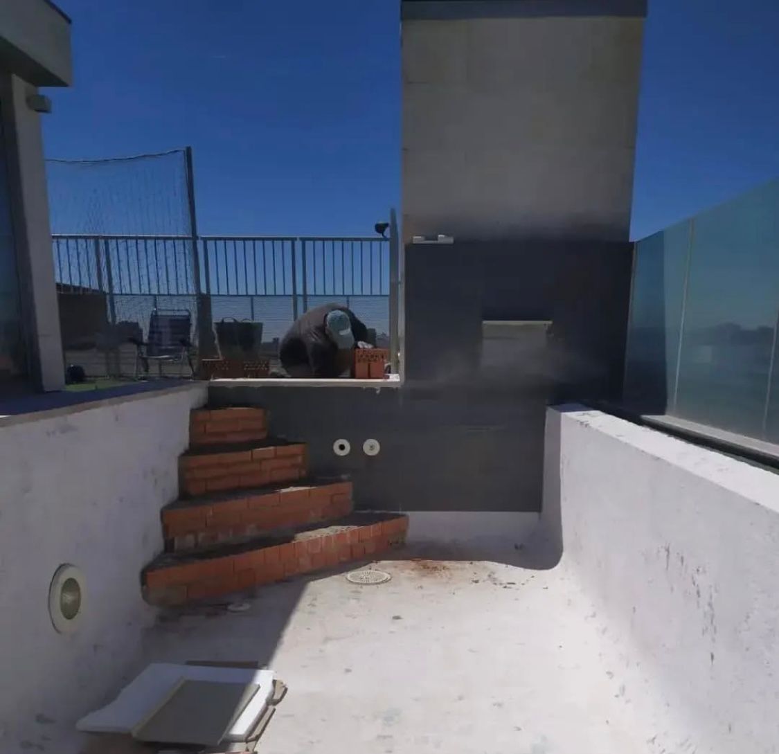 Una piscina vacía con escaleras que conducen a ella.