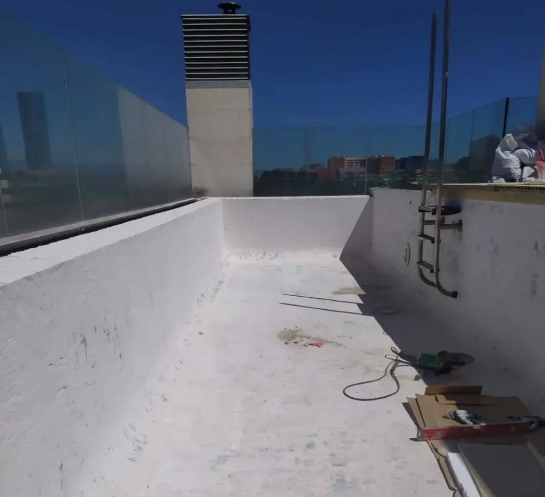 Un techo blanco con una escalera encima