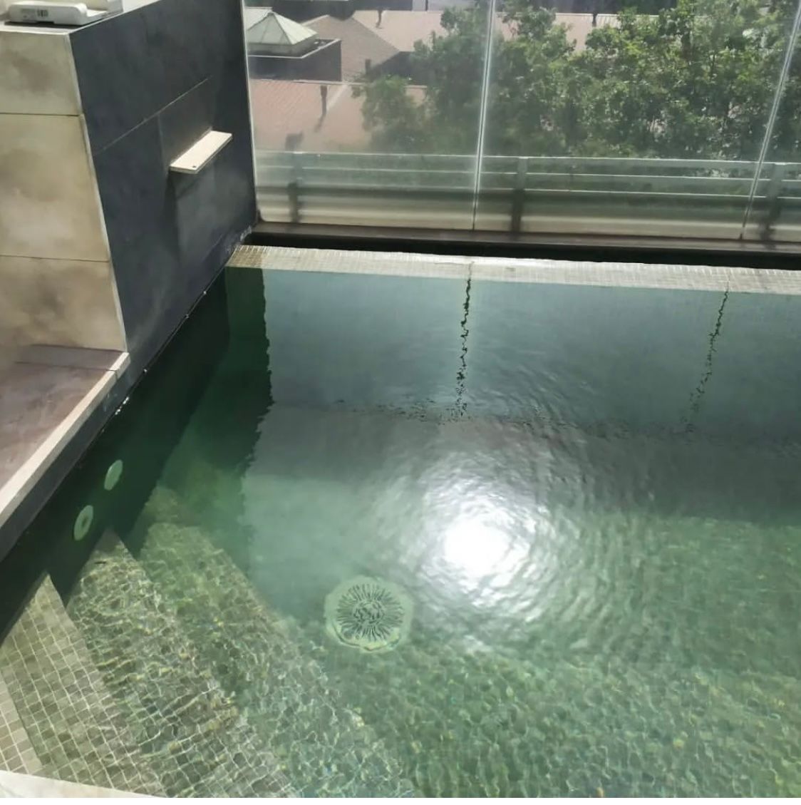 Una gran piscina con escaleras que conducen a ella.