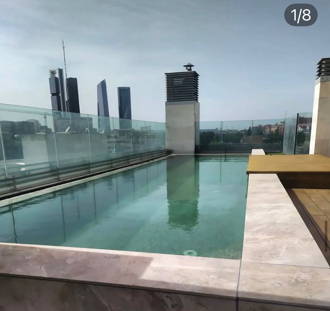 Una gran piscina en la parte superior de un edificio con el número 1/8 en la esquina