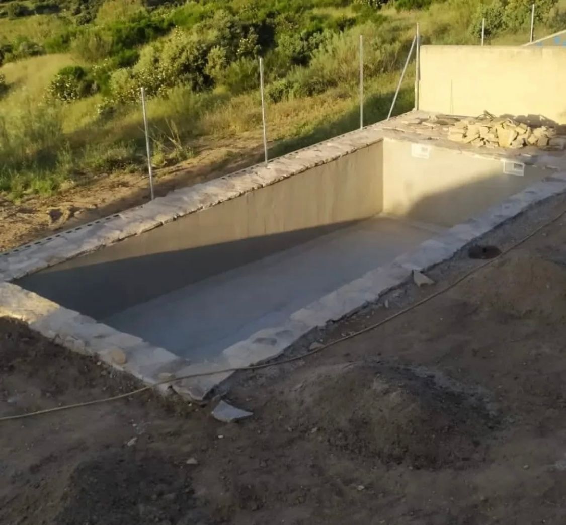 Se está construyendo una gran piscina de hormigón en el suelo.