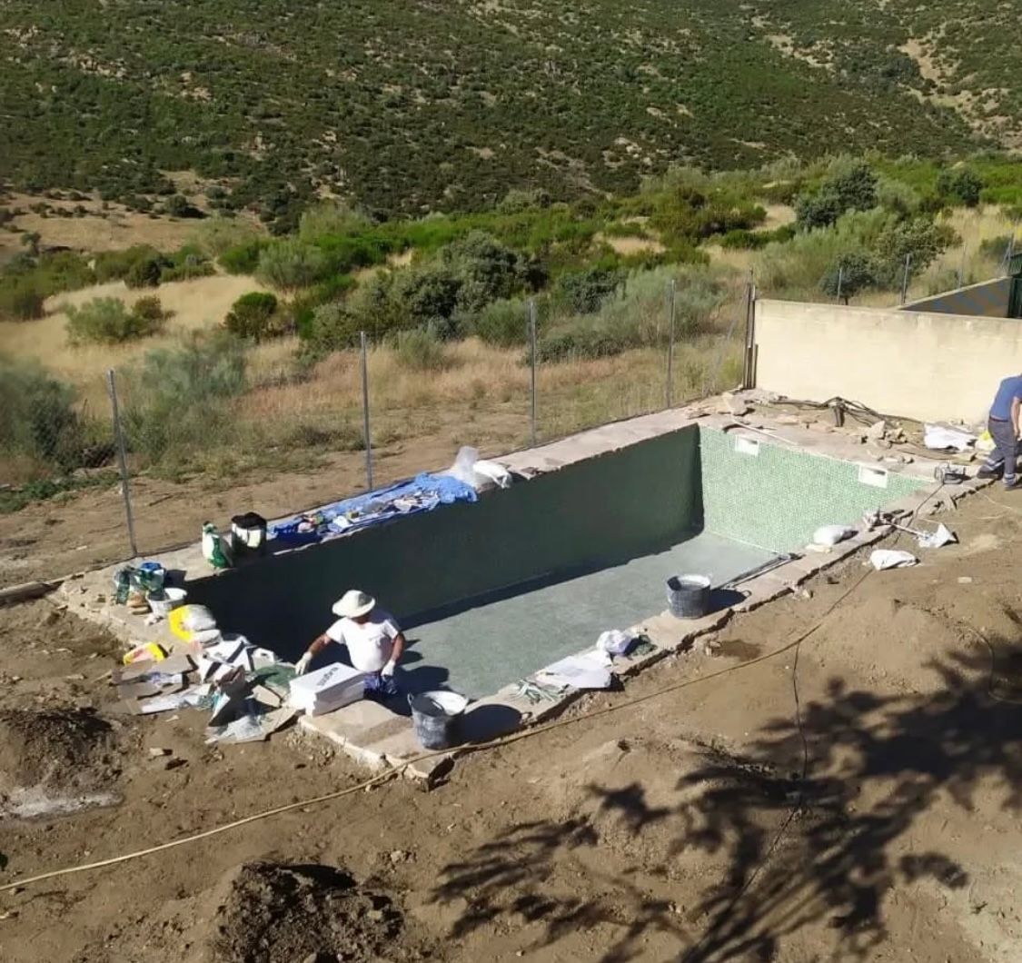 Se está construyendo una piscina en la cima de una colina de tierra.