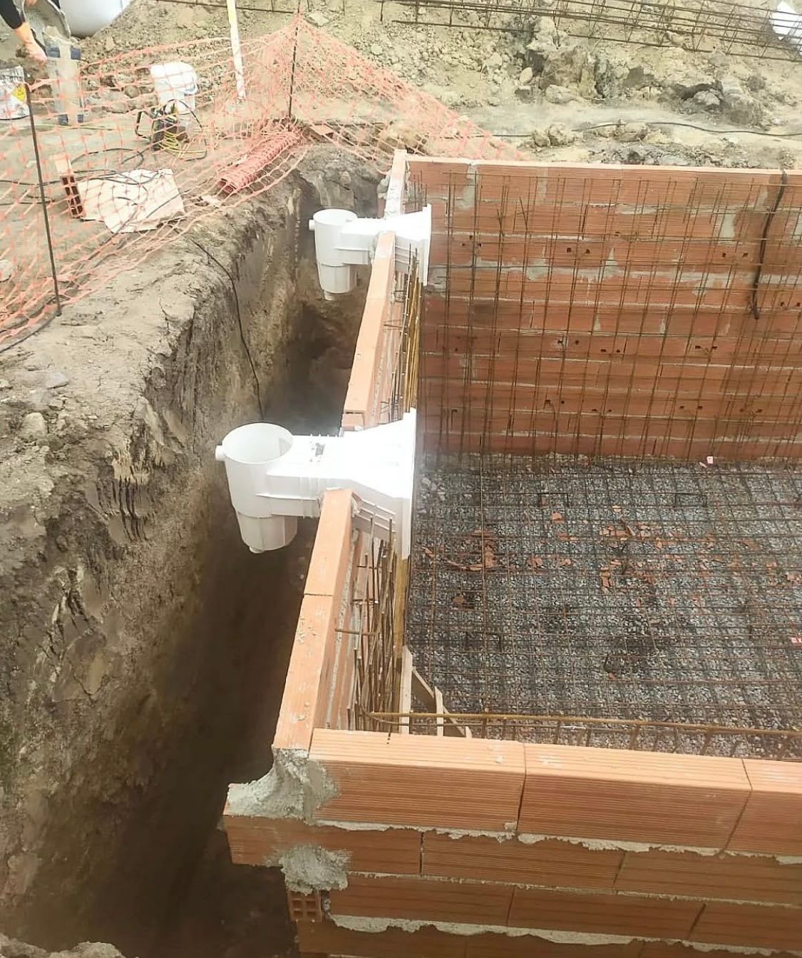 Se está construyendo un muro de ladrillos en un agujero en el suelo.
