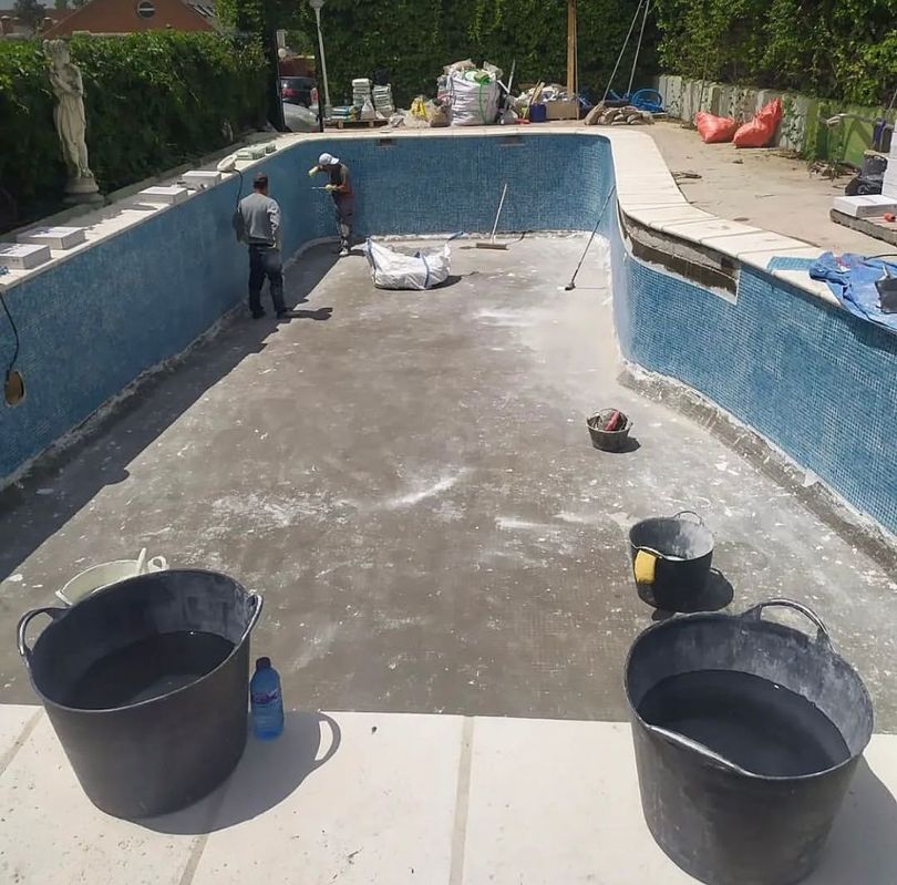 Una gran piscina con escaleras que conducen a ella.
