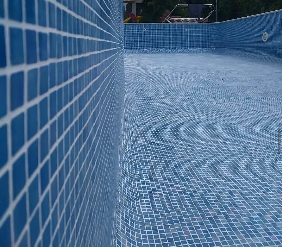 Una piscina con azulejos azules en las paredes