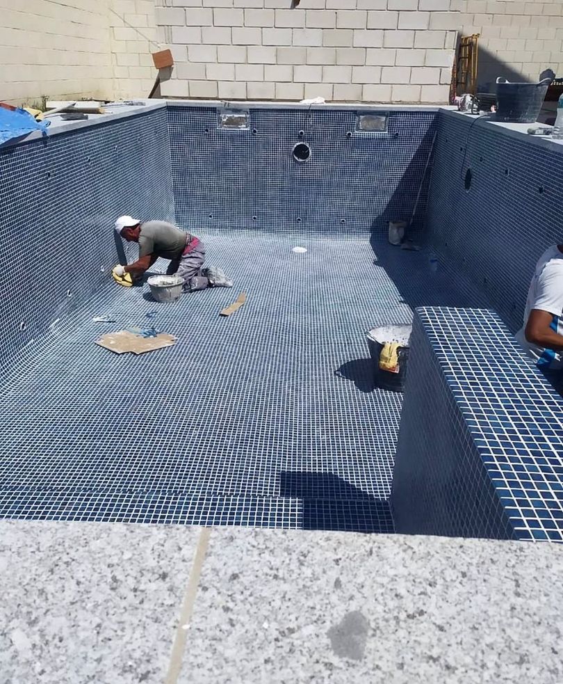 Una gran piscina con escaleras que conducen a ella.