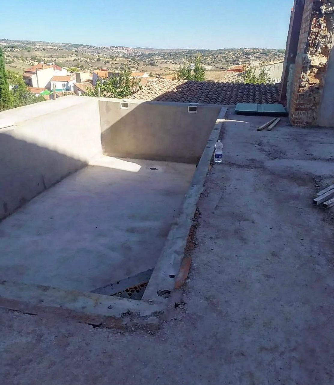 Se está construyendo una gran piscina de hormigón en el tejado de un edificio.