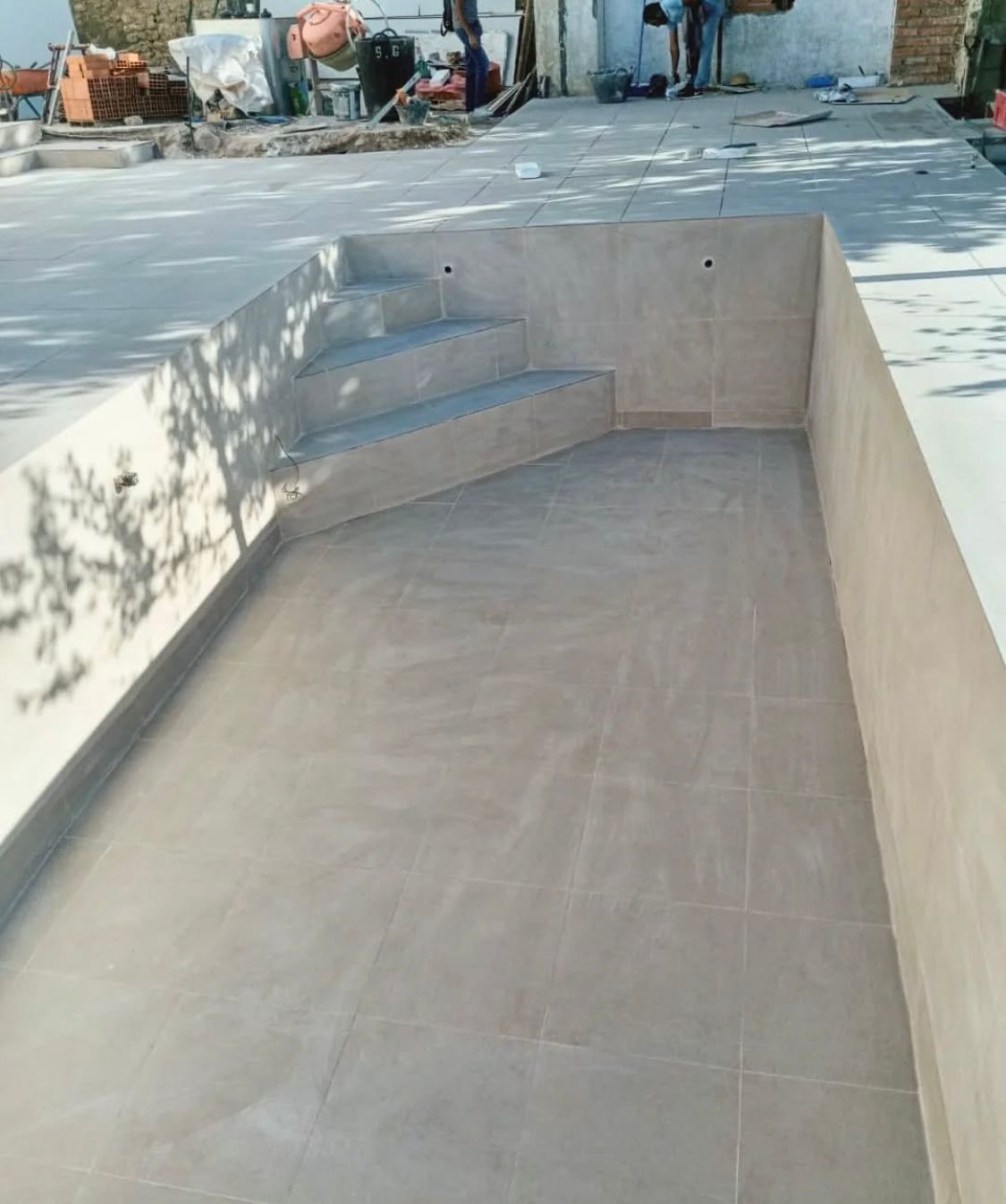 Se está construyendo una piscina con escaleras.
