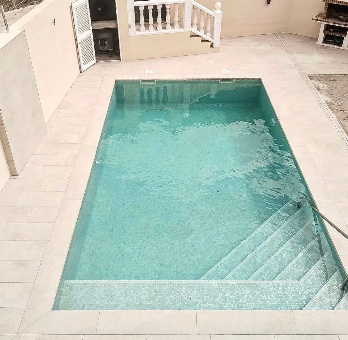 Una gran piscina con escaleras que conducen a ella.