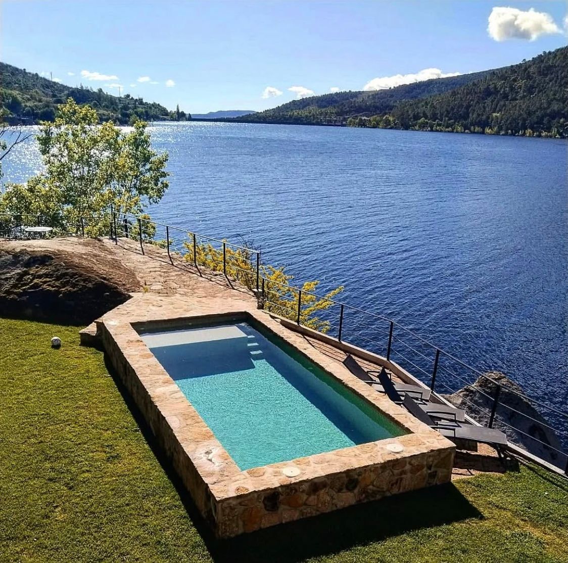 Un gran cuerpo de agua con una piscina en primer plano.