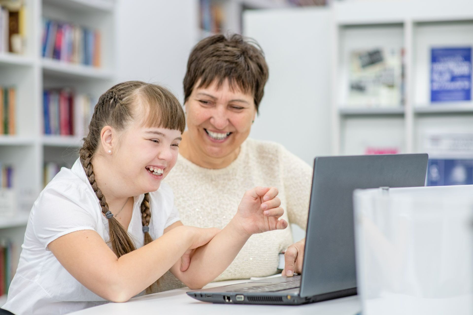 Frau und Mädchen am Laptop